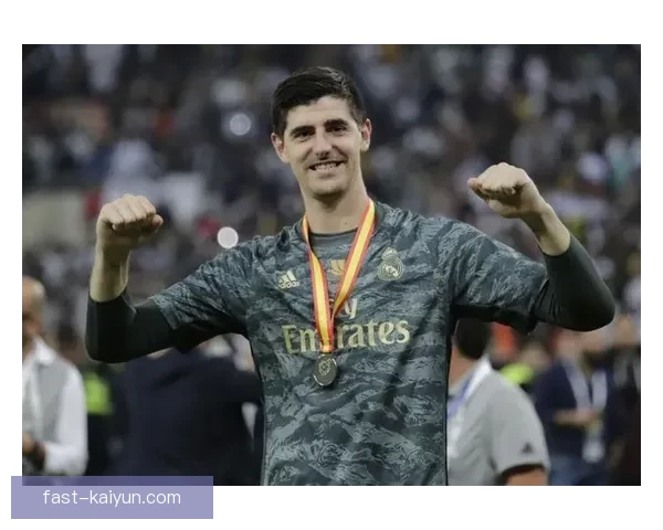 库尔图瓦身披皇马1号球衣，状态回暖展现传奇门将风范